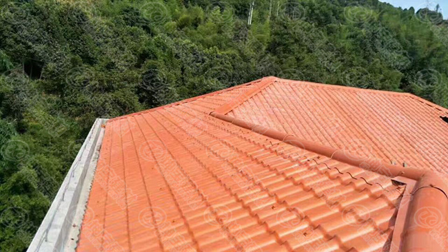 琉璃瓦開(kāi)裂漏水加蓋合成樹脂瓦案例